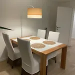 Charmante Doppelhaushälfte Mit Geräumiger Und Sonnenterrasse In Apartment *