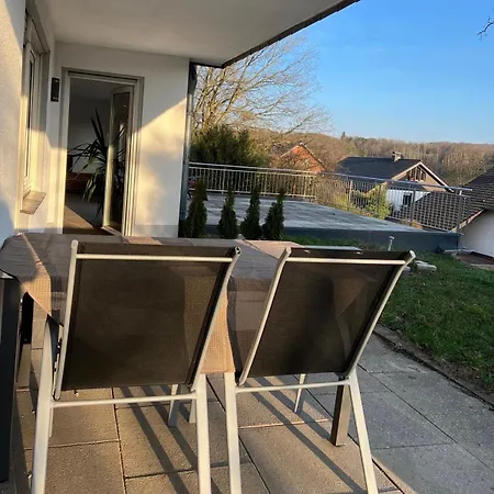 아파트 Charmante Doppelhaushaelfte Mit Geraeumiger Und Sonnenterrasse In