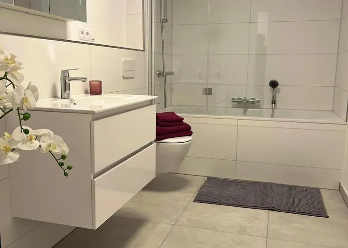 Charmante Doppelhaushaelfte Mit Geraeumiger Und Sonnenterrasse In Διαμέρισμα