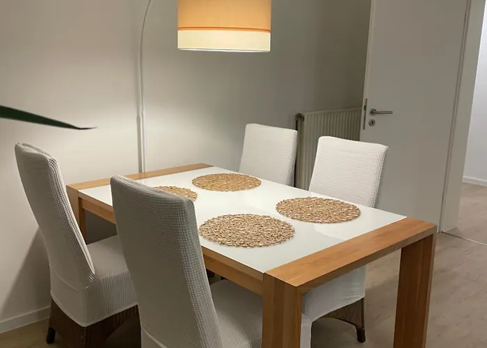 Charmante Doppelhaushälfte Mit Geräumiger Und Sonnenterrasse In Apartment *